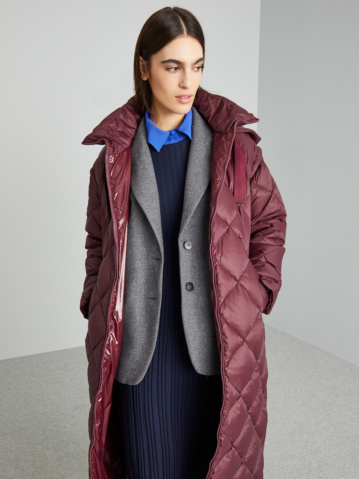 Modella indossa piumino bordeaux.